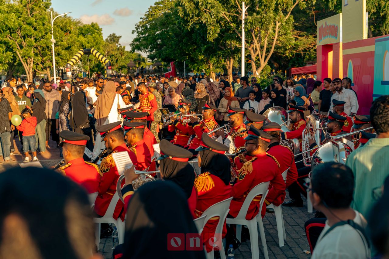 ވަން ފޮޓޯ: ގިނަ ކުޅިވަރުތަކާއި ހަރަކާތްތަކާއެކު ހުޅުމާލޭގައި ބޭއްވި ކުޑަކުދިންގެ އީދު ހަވީރު