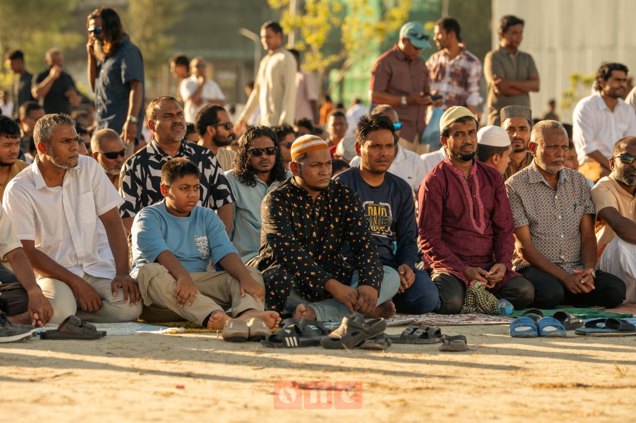ވަން ފޮޓޯ: ފިތުރު އީދު ނަމާދު ބޮޑު ޖަމާއަތުގައި ކުރުން