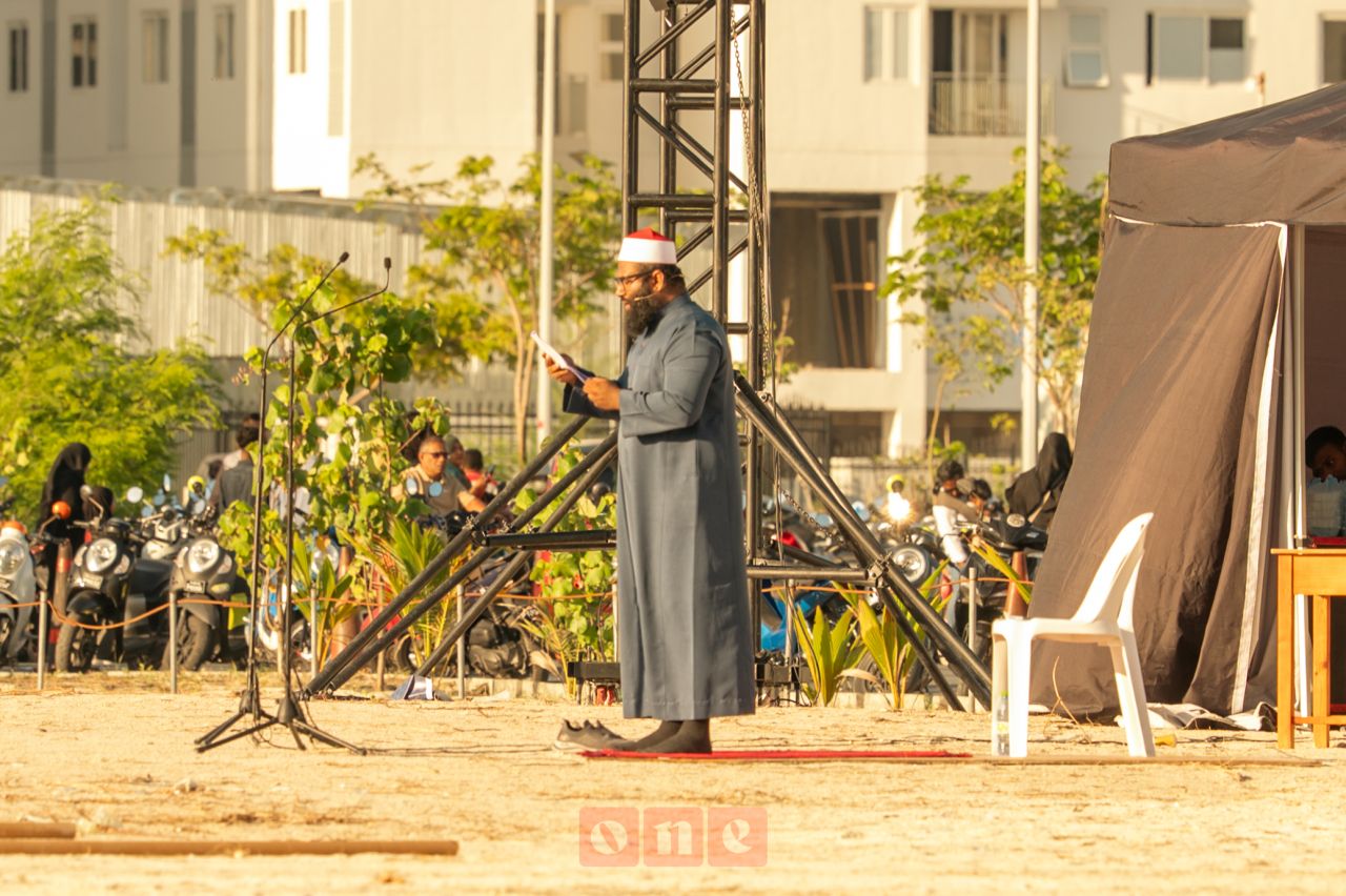 ވަން ފޮޓޯ: ފިތުރު އީދު ނަމާދު ބޮޑު ޖަމާއަތުގައި ކުރުން