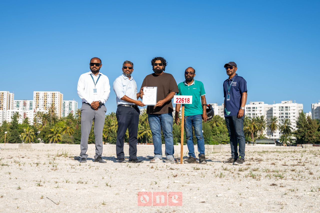 ވަން ފޮޓޯ: ހުޅުމާލޭ ފޭސް 3 އިން ބިން ހަވާލުކުރަން ފެށުން