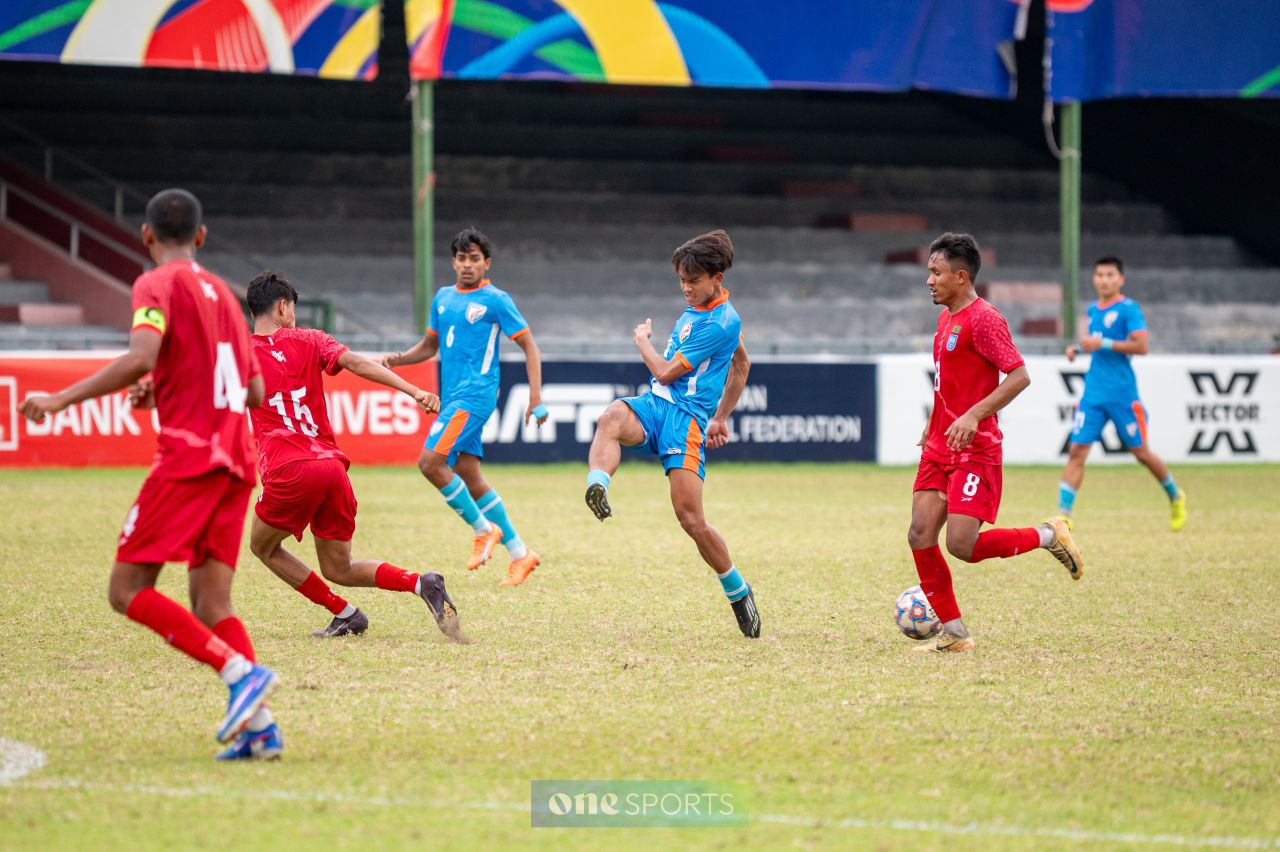 ވަން ފޮޓޯ: ސާފް 20 އަހަރުން ދަށުގެ މުބާރާތުގައި އިންޑިއާއާއި ބަންގްލަދޭޝްގެ ކުރިމަތިލުން