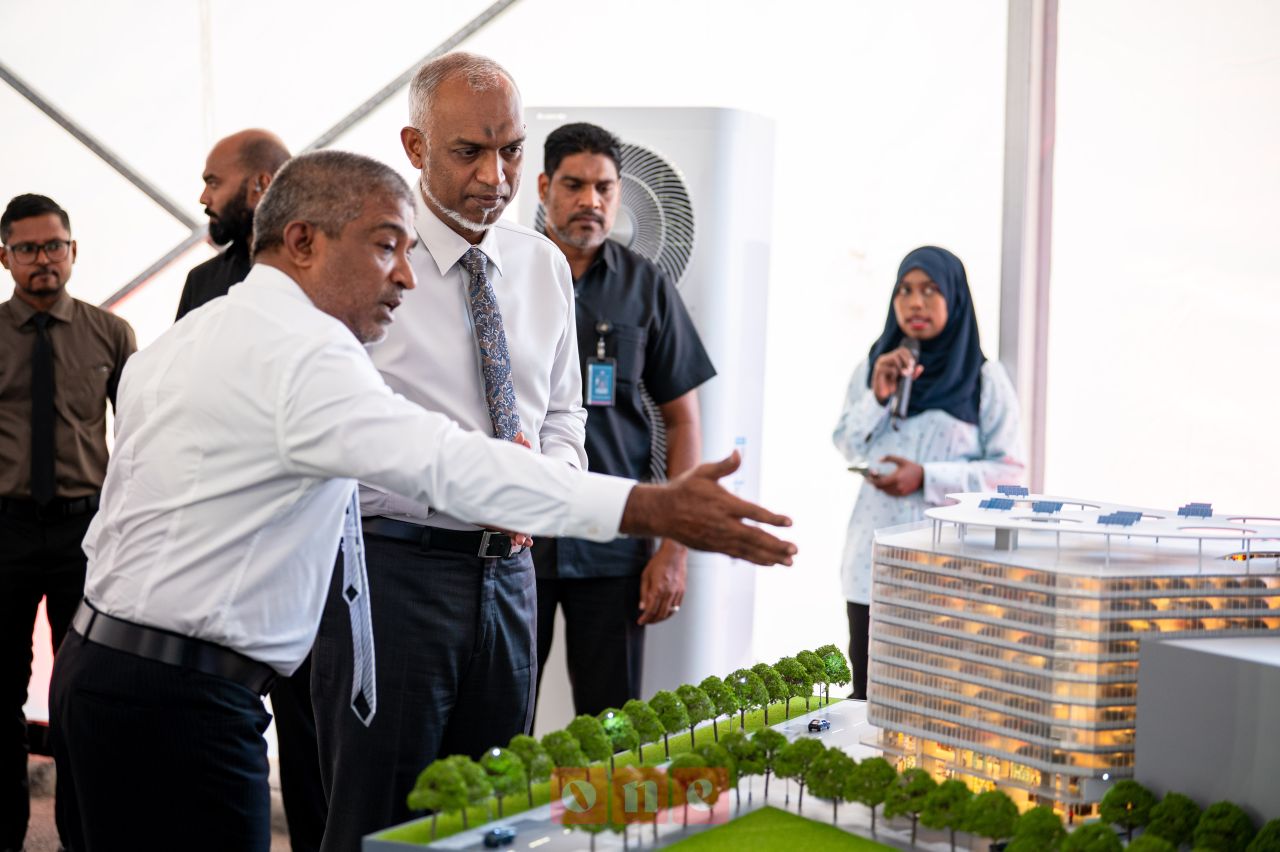 ވަން ފޮޓޯ: ހުޅުމާލޭގައި ގާއިމުކުރާ ޕާކިން ބިލްޑިންގެ ބިންގާ އެޅުން 