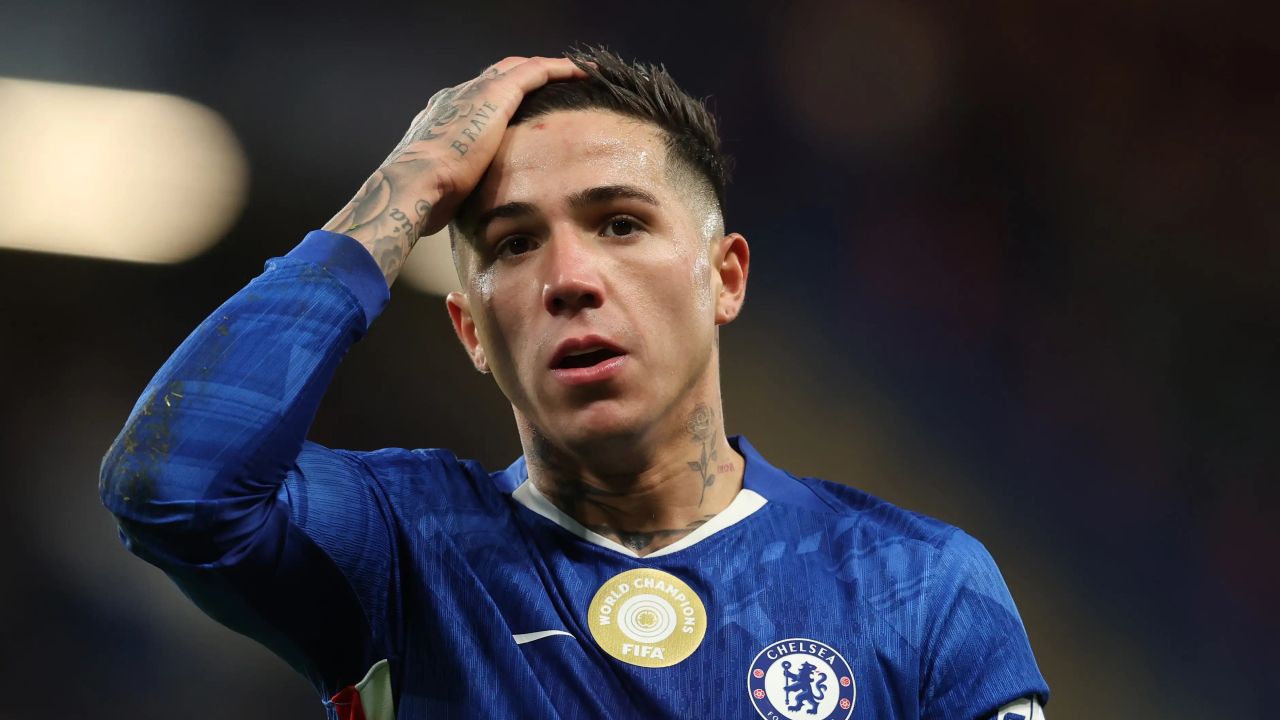 Dhekki vaahakaehge sababun Chelsea in Enzo ah adhabu dheefi 