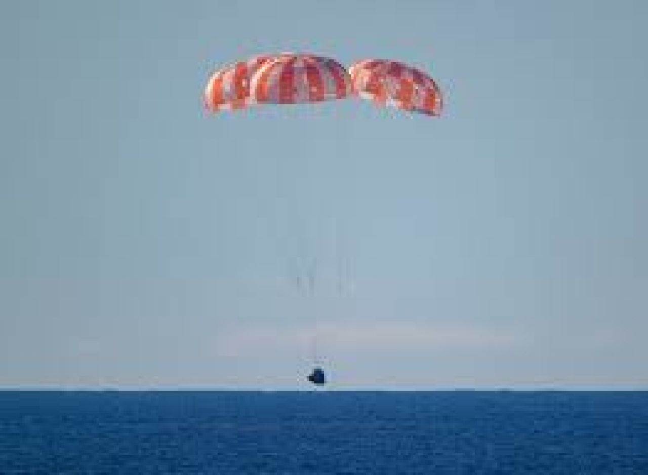 Handhuge dhuru falhiyah dhathurukuri Astronaut in enburi dhuniyeah