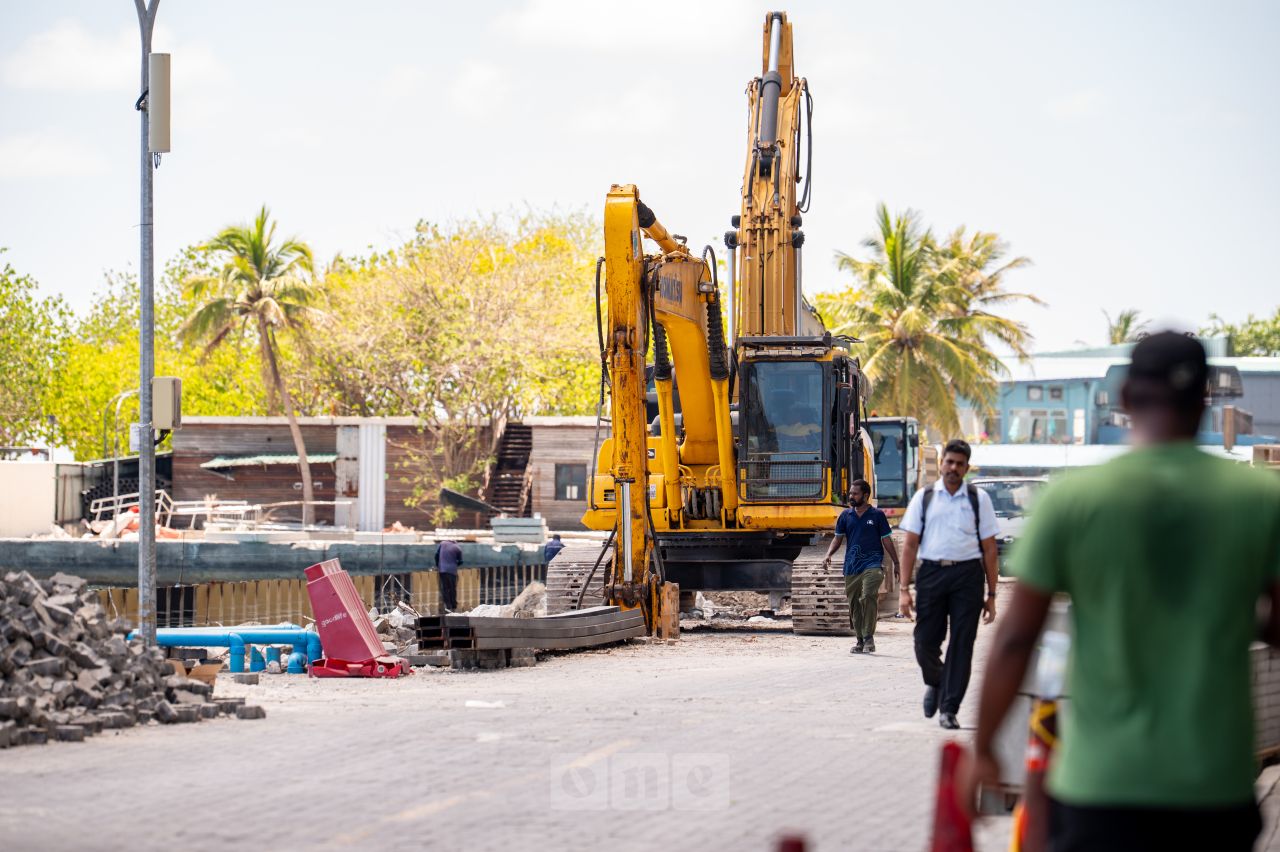 ވަން ފޮޓޯ: ބޮޑުތަކުރުފާނުމަގު ހެދުމުގެ މަސައްކަތް ބާރަށް ކުރިއަށްދަނީ