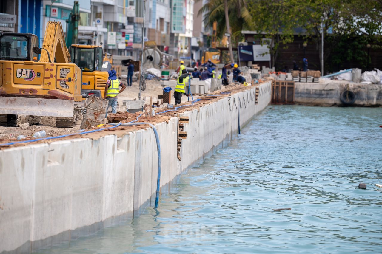 ވަން ފޮޓޯ: ބޮޑުތަކުރުފާނުމަގު ހެދުމުގެ މަސައްކަތް ބާރަށް ކުރިއަށްދަނީ