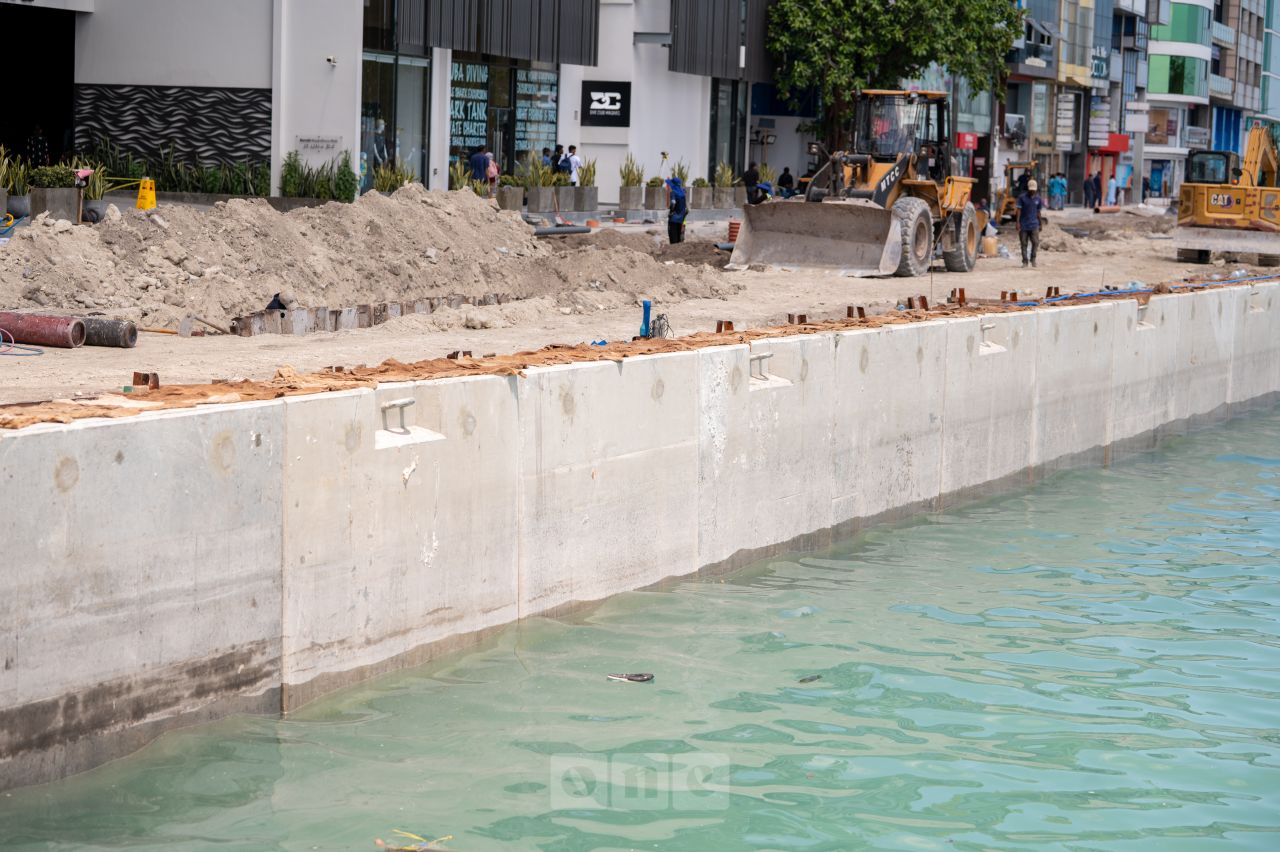 ވަން ފޮޓޯ: ބޮޑުތަކުރުފާނުމަގު ހެދުމުގެ މަސައްކަތް ބާރަށް ކުރިއަށްދަނީ