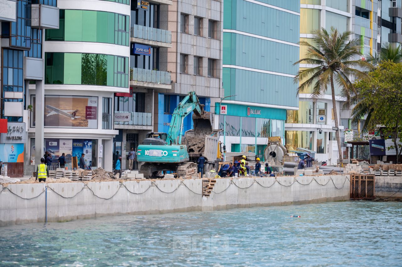 ވަން ފޮޓޯ: ބޮޑުތަކުރުފާނުމަގު ހެދުމުގެ މަސައްކަތް ބާރަށް ކުރިއަށްދަނީ