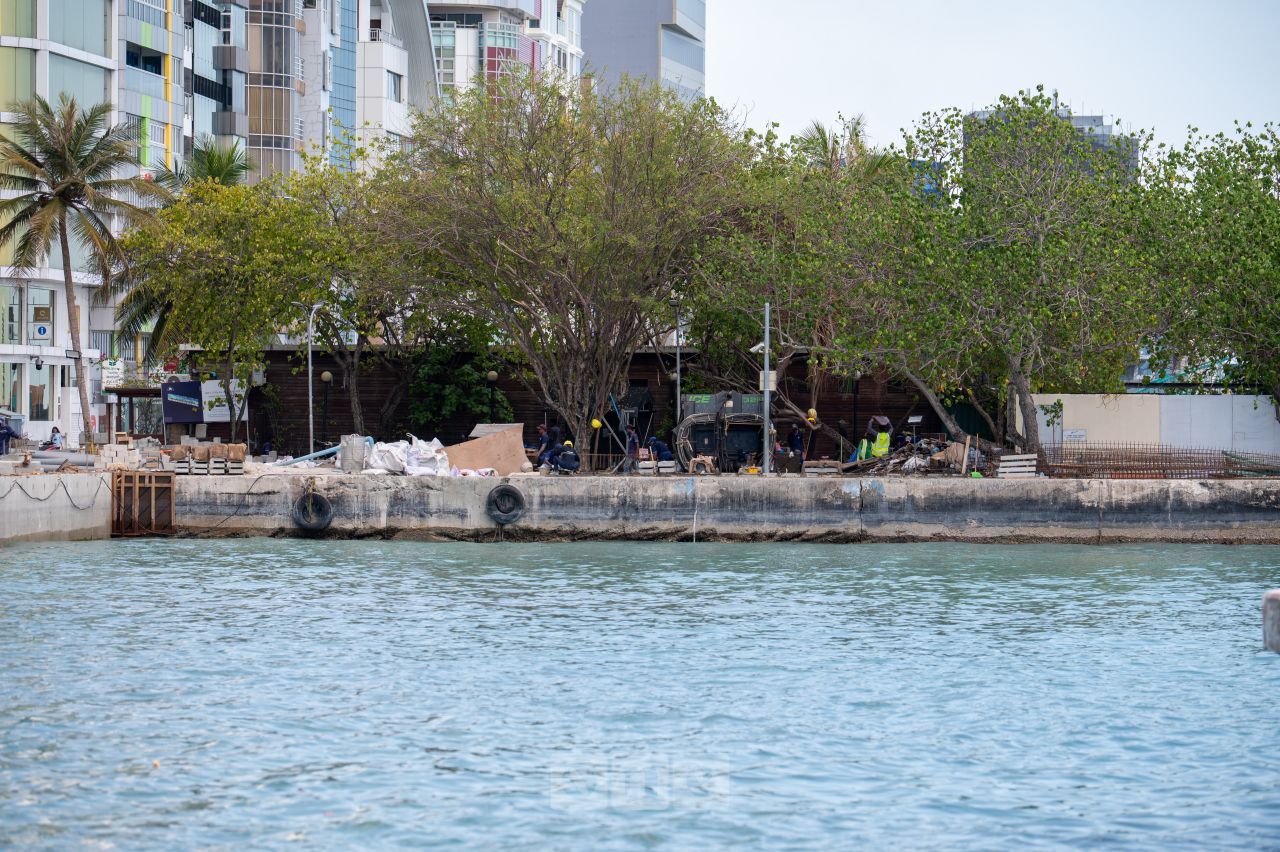 ވަން ފޮޓޯ: ބޮޑުތަކުރުފާނުމަގު ހެދުމުގެ މަސައްކަތް ބާރަށް ކުރިއަށްދަނީ