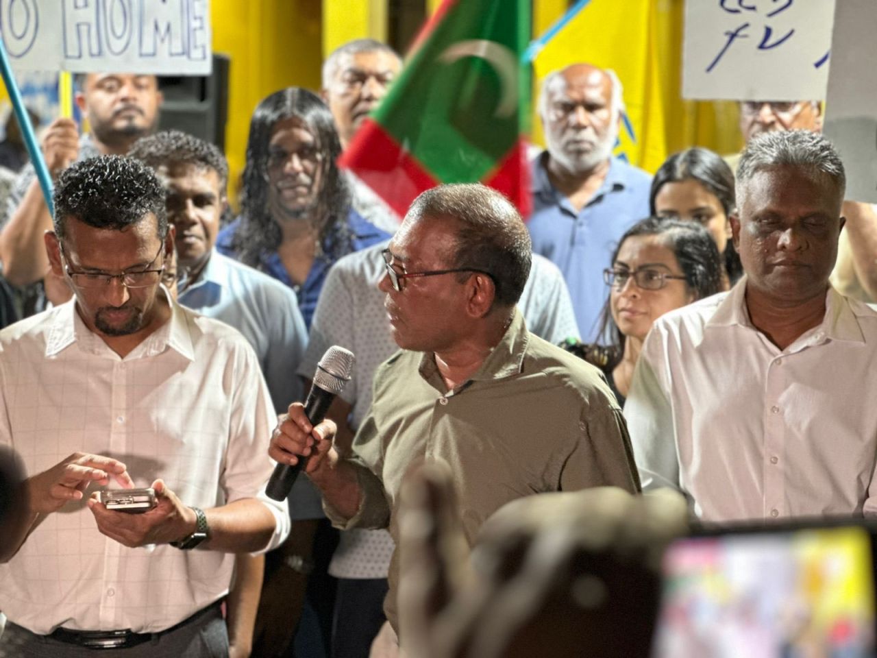 Sarukaarun mashvaraa ge meyzudhoshah naanna nama, harakaaiythah huttumeh nethi kuriah gendhaanan: Nasheed