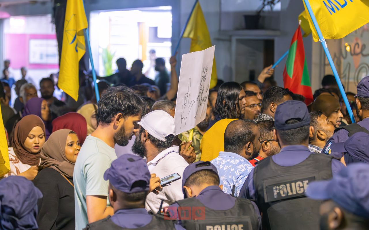 MDP ge muzaaharaa ge therein hayyaru kuri bae meehun dhookohlaifi