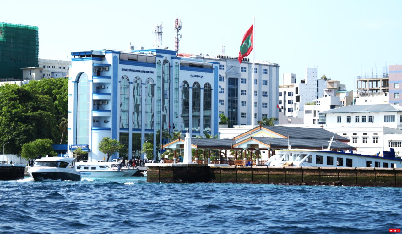 Fuluhunge hidhumathuge idhaaree hingumuge onigandakah bodethi badhaluthakeh genesfi 