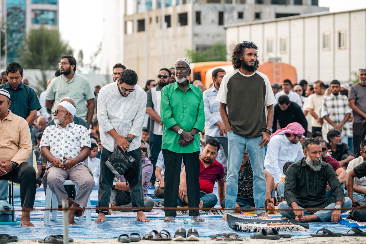 ވަން ފޮޓޯ: އީދު ނަމާދު ބޮޑު ޖަމާއަތުގައި ކުރުން