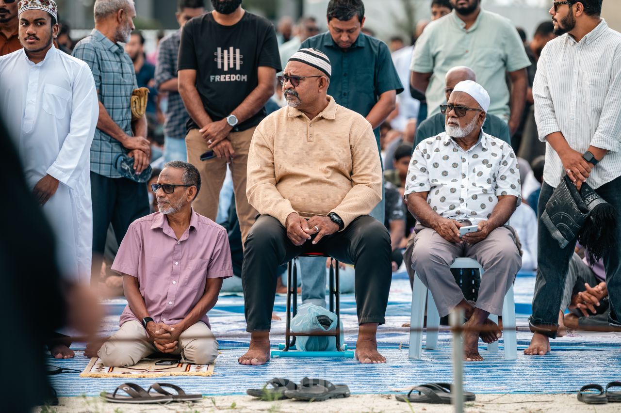 ވަން ފޮޓޯ: އީދު ނަމާދު ބޮޑު ޖަމާއަތުގައި ކުރުން