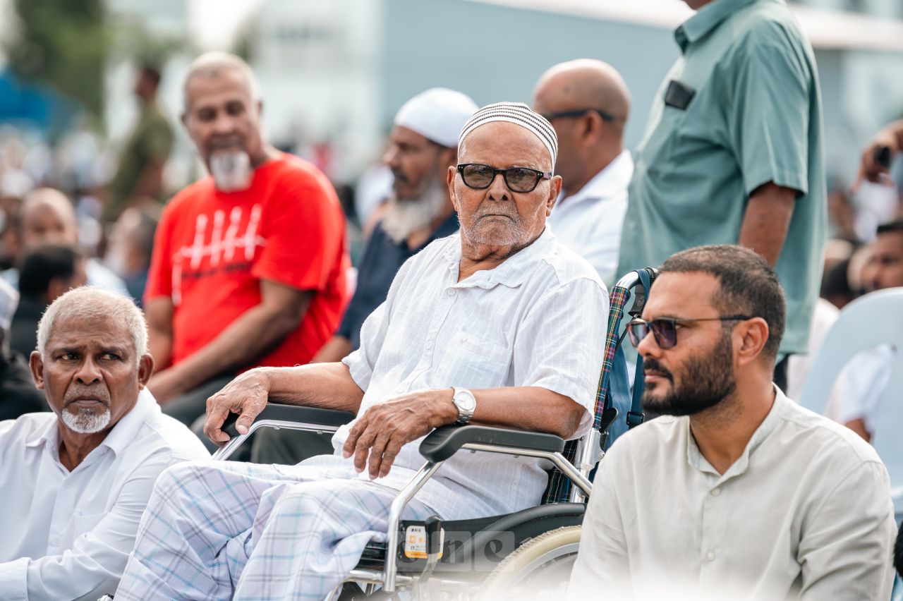 ވަން ފޮޓޯ: އީދު ނަމާދު ބޮޑު ޖަމާއަތުގައި ކުރުން