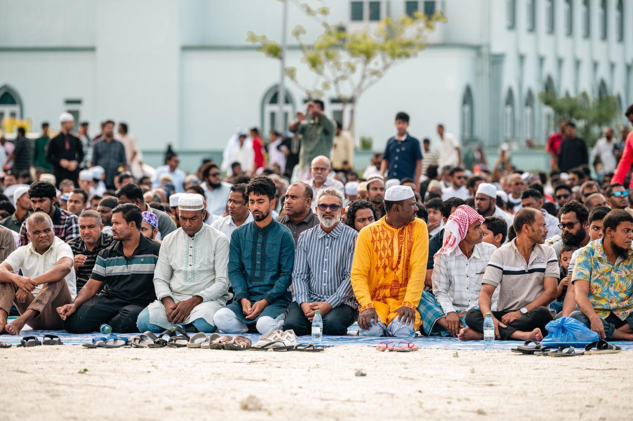 ވަން ފޮޓޯ: އީދު ނަމާދު ބޮޑު ޖަމާއަތުގައި ކުރުން