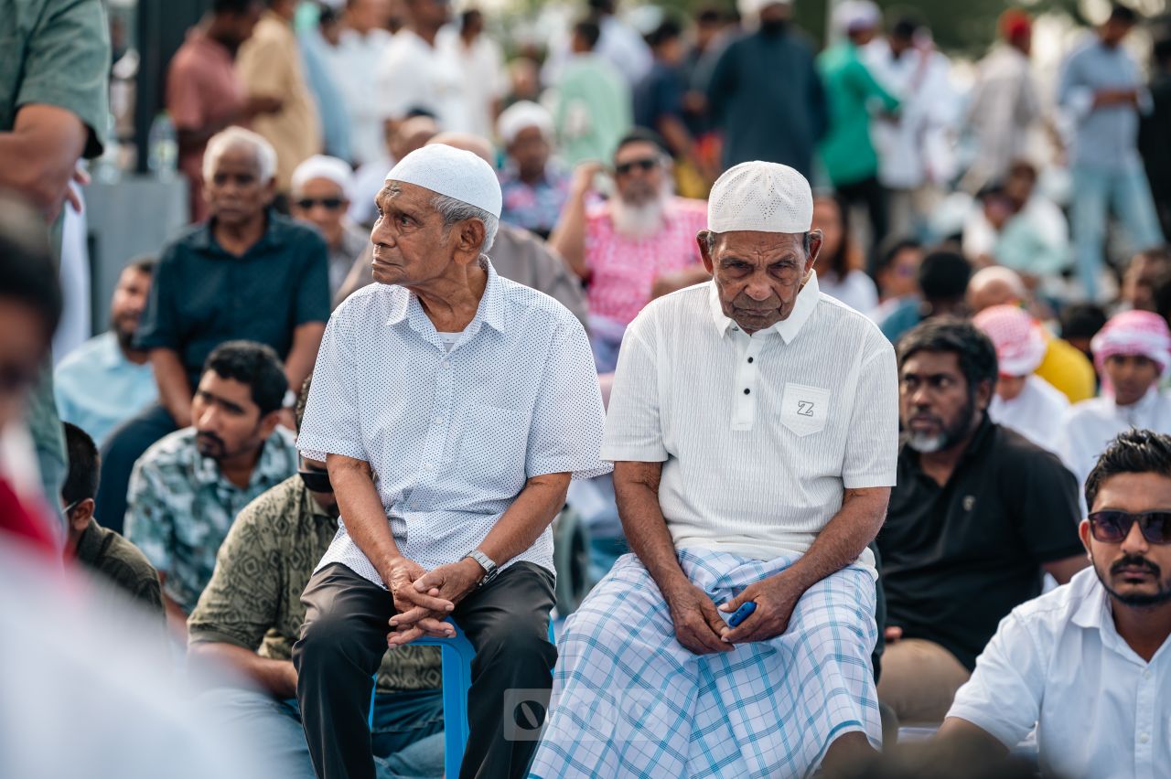 ވަން ފޮޓޯ: އީދު ނަމާދު ބޮޑު ޖަމާއަތުގައި ކުރުން