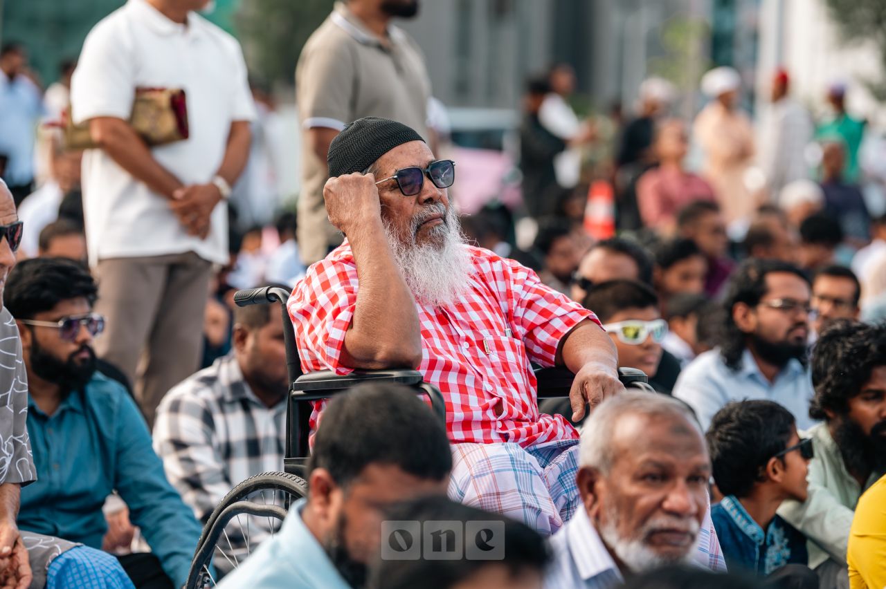 ވަން ފޮޓޯ: އީދު ނަމާދު ބޮޑު ޖަމާއަތުގައި ކުރުން