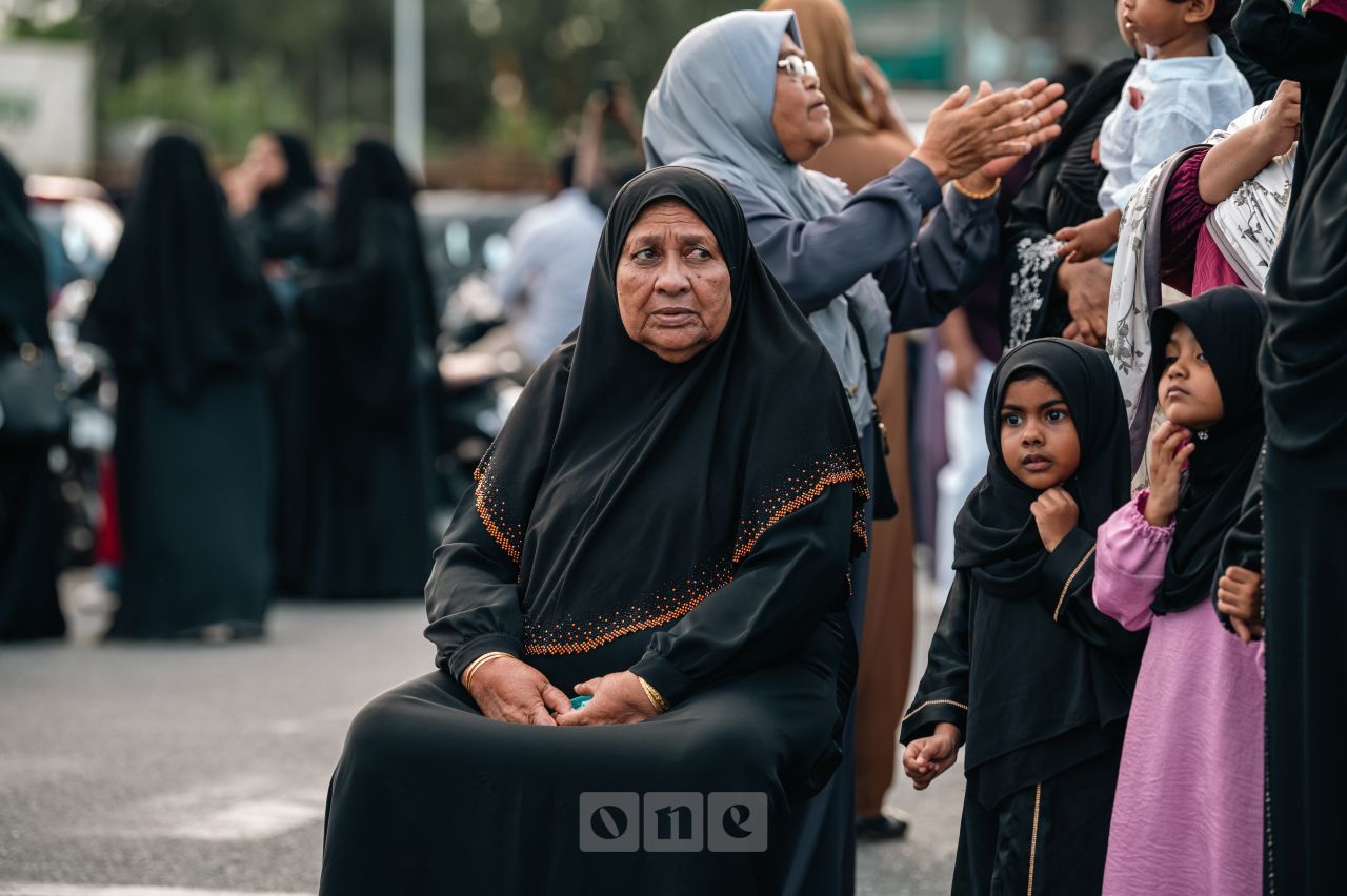 ވަން ފޮޓޯ: އީދު ނަމާދު ބޮޑު ޖަމާއަތުގައި ކުރުން
