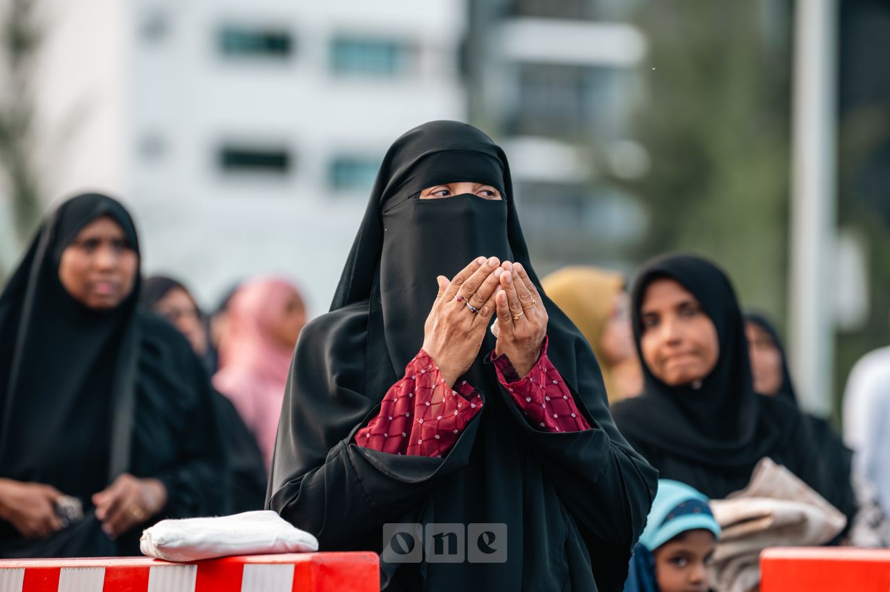 ވަން ފޮޓޯ: އީދު ނަމާދު ބޮޑު ޖަމާއަތުގައި ކުރުން
