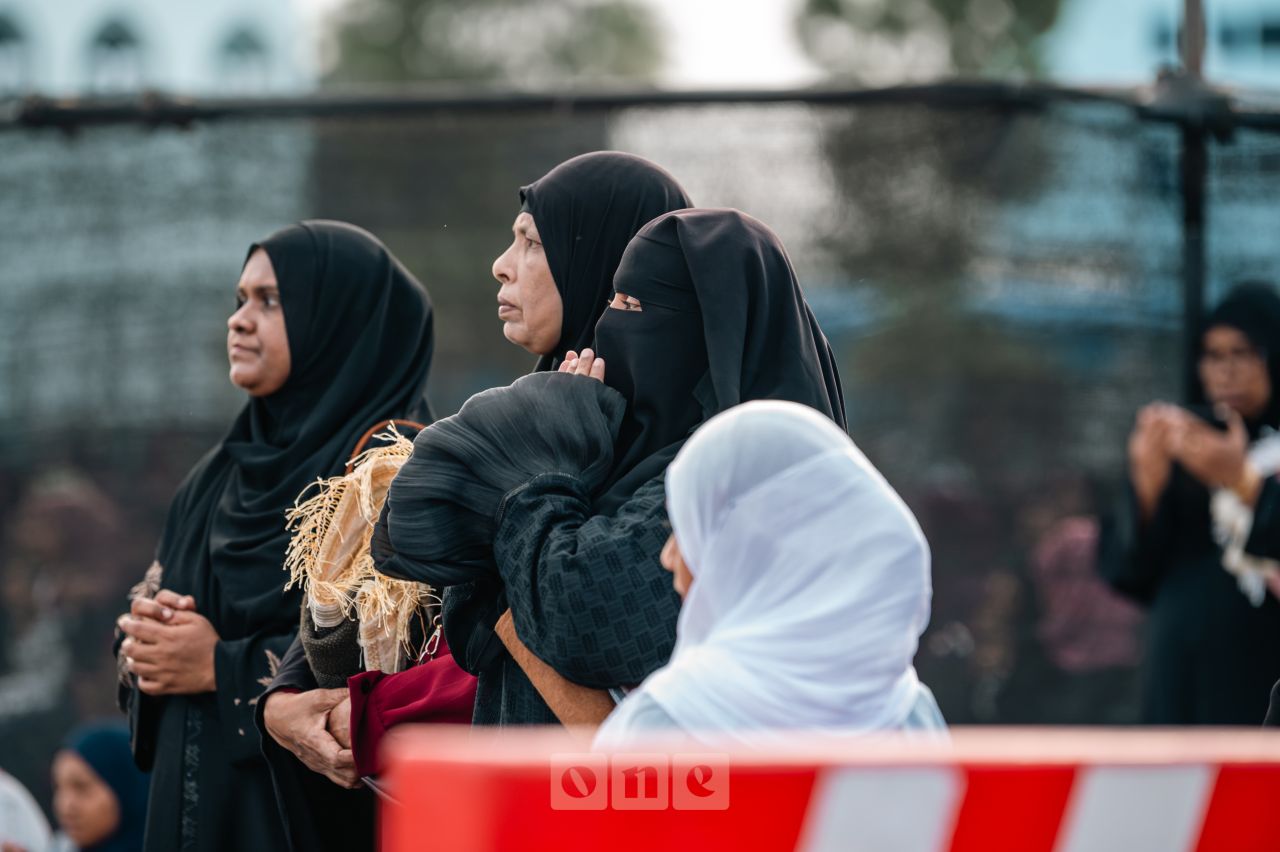 ވަން ފޮޓޯ: އީދު ނަމާދު ބޮޑު ޖަމާއަތުގައި ކުރުން