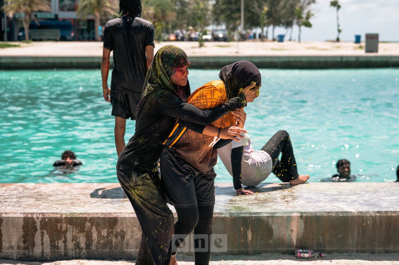 ވަން ފޮޓޯ: ހުޅުމާލޭގައި ބޮޑު އީދު މަޖާކުރުން