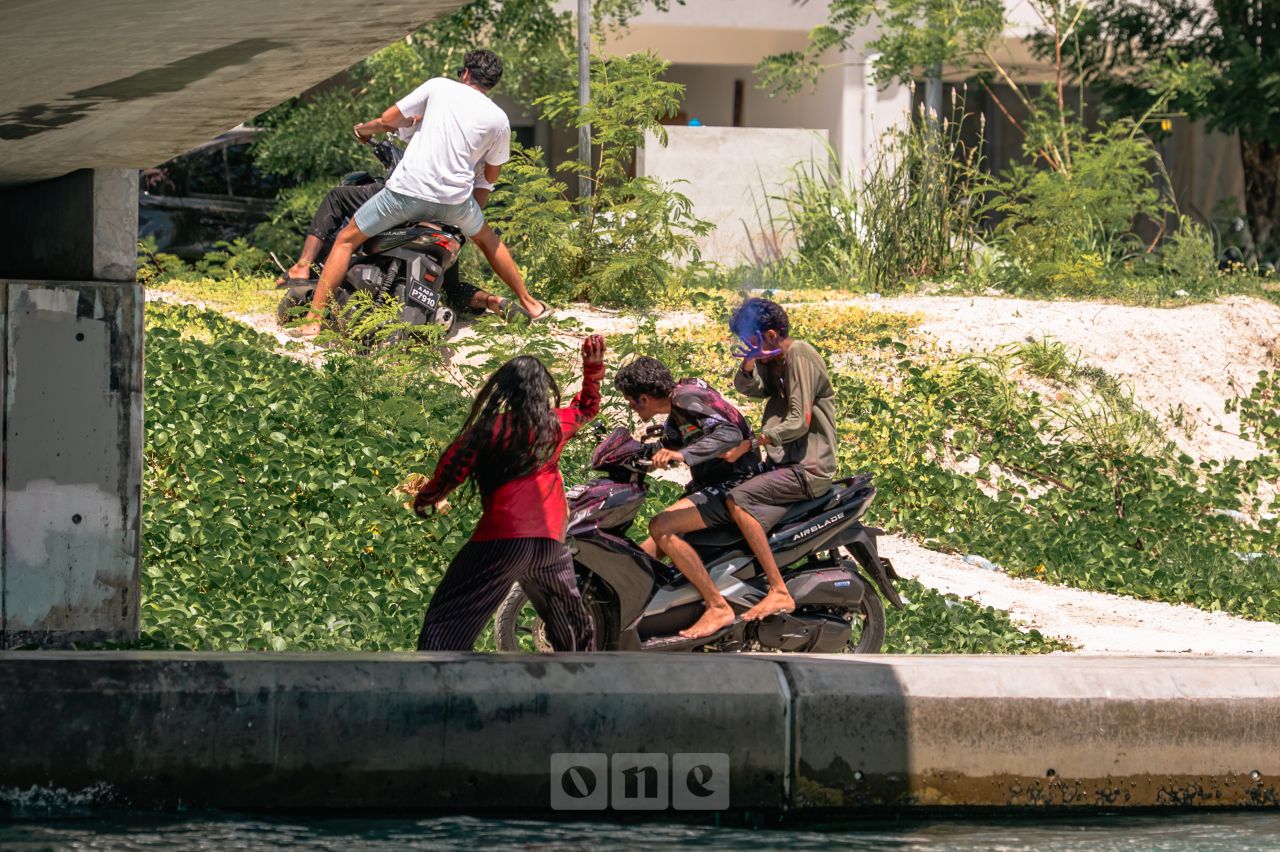 ވަން ފޮޓޯ: ހުޅުމާލޭގައި ބޮޑު އީދު މަޖާކުރުން