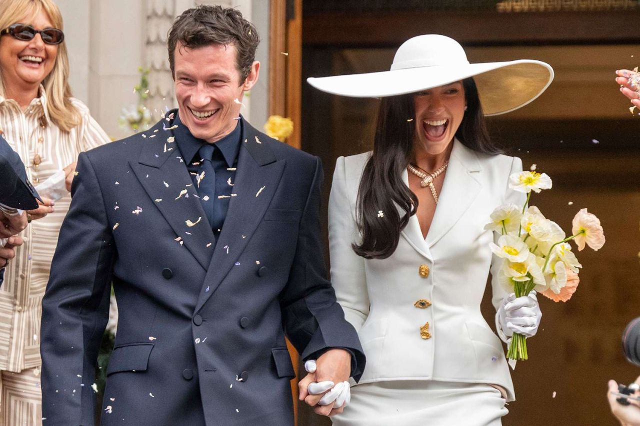 Dua Lipa aai Callum Turner sirru rasmiyyaatheggai kaivenikoffi