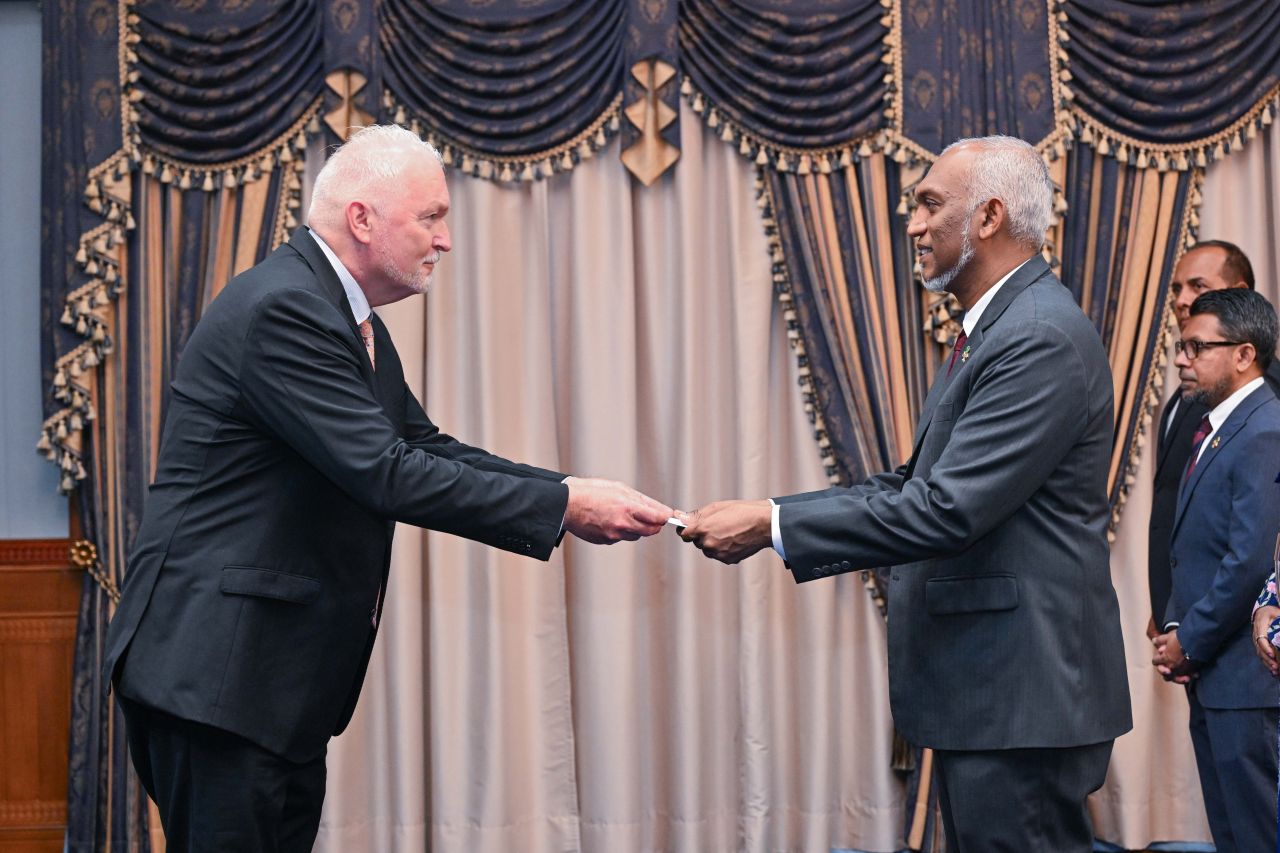 Farenseysivillathaai Netherlands adhi Phillipines ge safeerun Raees ah faiykolhu aruvaifi 