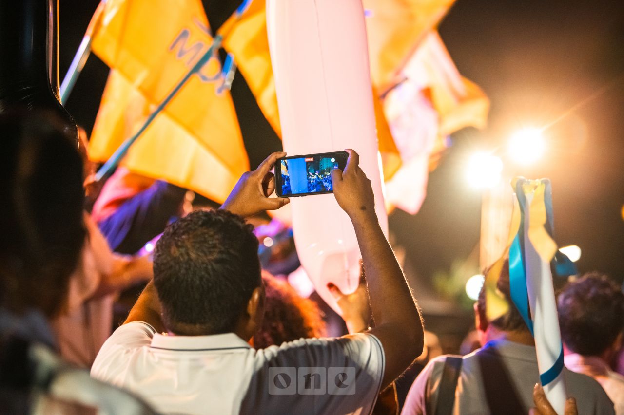ވަން ފޮޓޯ: ނަޝީދުގެ ކެމްޕެއިން ނިންމާލުމުގެ ހަރަކާތް 