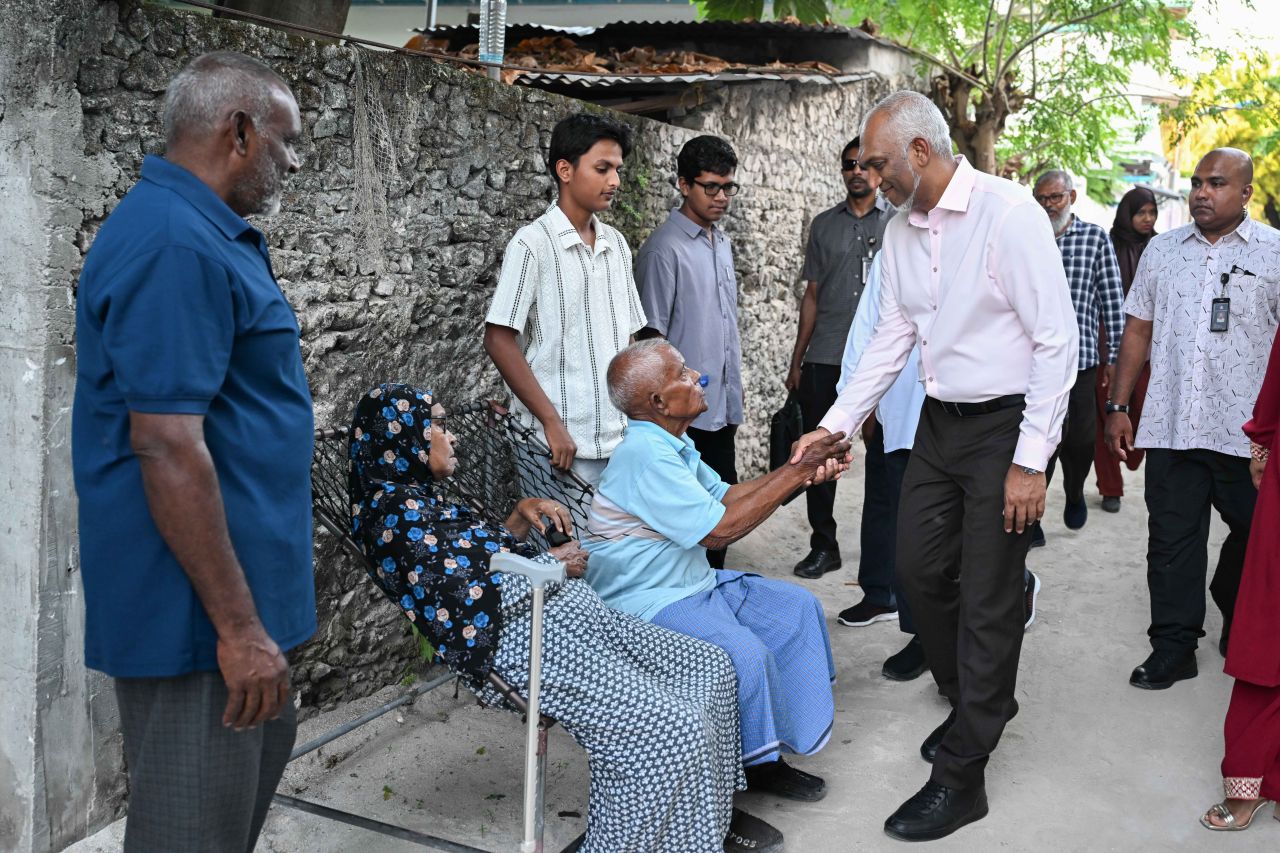 ފޮޓޯ: މީދޫން ރައީސްގެ ދެކަނބަލުންނަށް ހޫނު މަރުހަބާއެއް