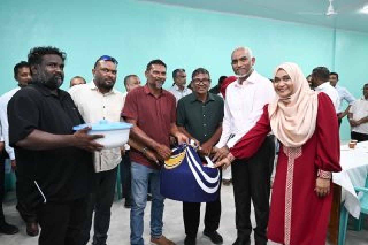 ފޮޓޯ: މީދޫން ރައީސްގެ ދެކަނބަލުންނަށް ހޫނު މަރުހަބާއެއް