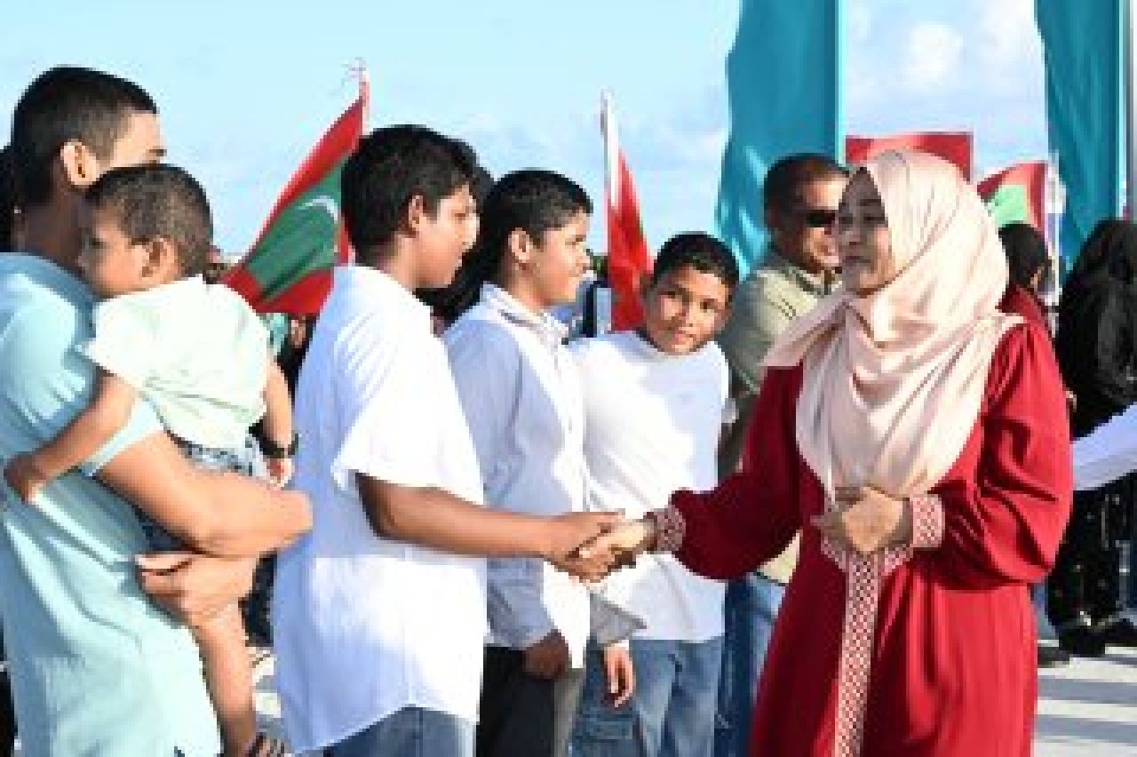 ފޮޓޯ: މީދޫން ރައީސްގެ ދެކަނބަލުންނަށް ހޫނު މަރުހަބާއެއް