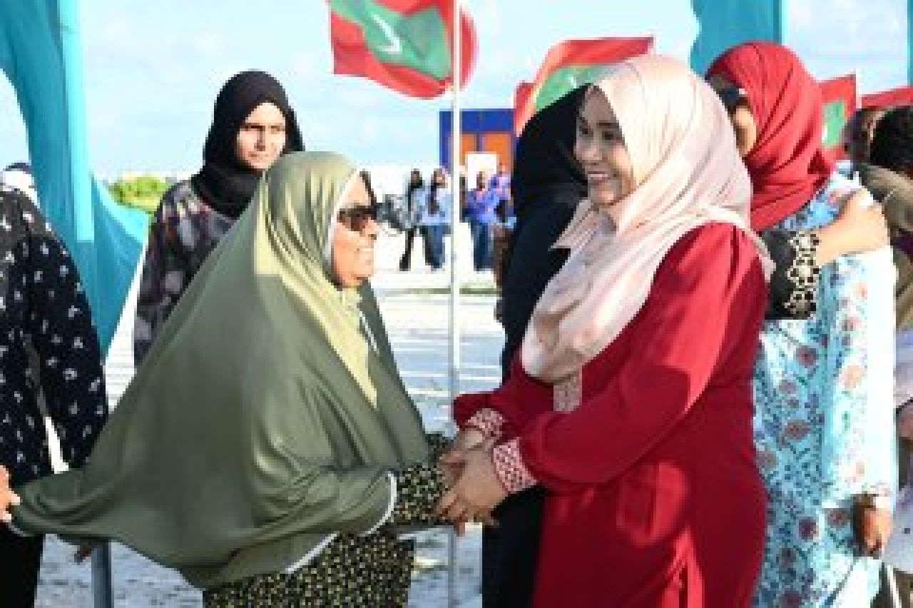 ފޮޓޯ: މީދޫން ރައީސްގެ ދެކަނބަލުންނަށް ހޫނު މަރުހަބާއެއް