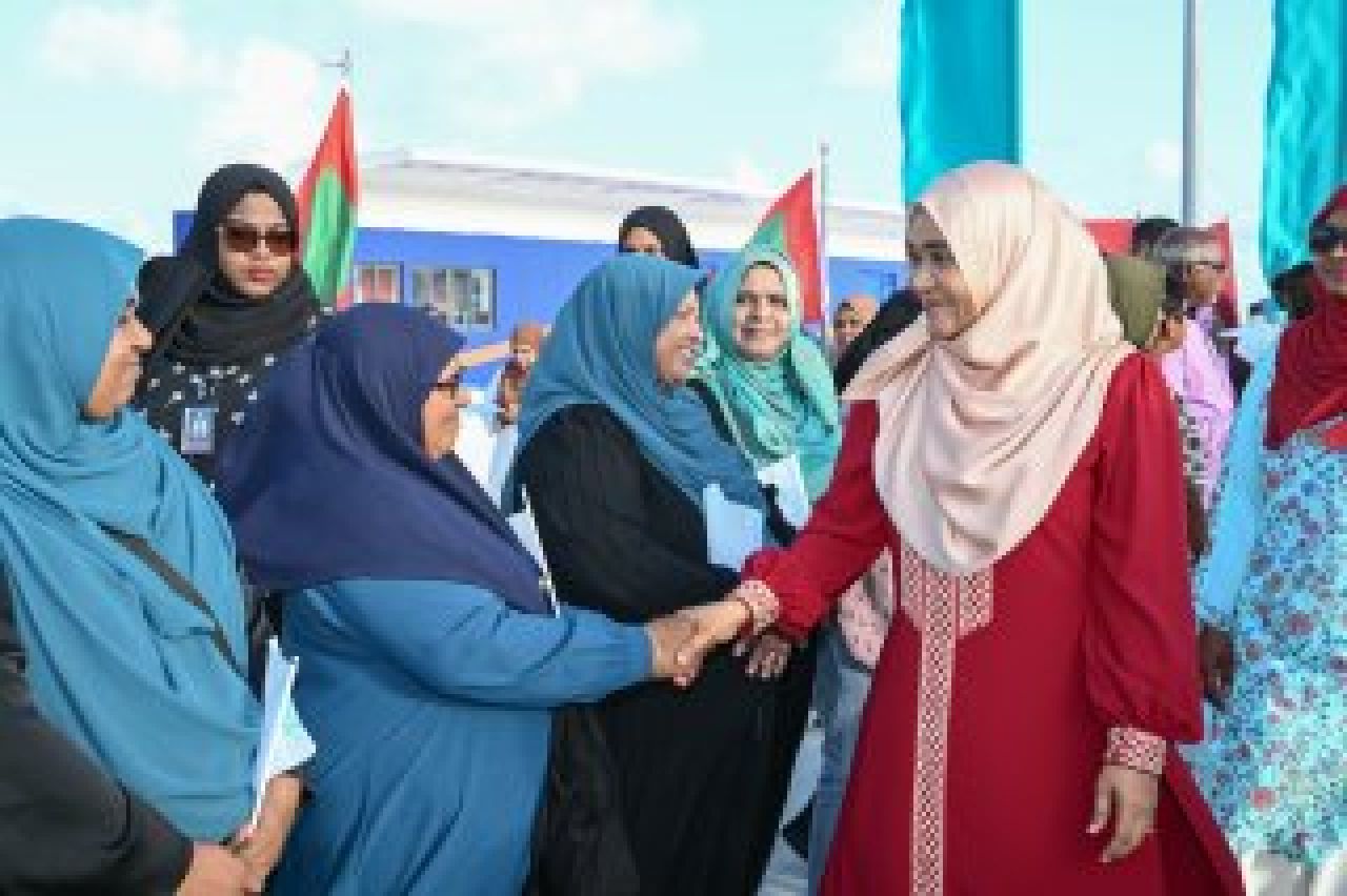 ފޮޓޯ: މީދޫން ރައީސްގެ ދެކަނބަލުންނަށް ހޫނު މަރުހަބާއެއް
