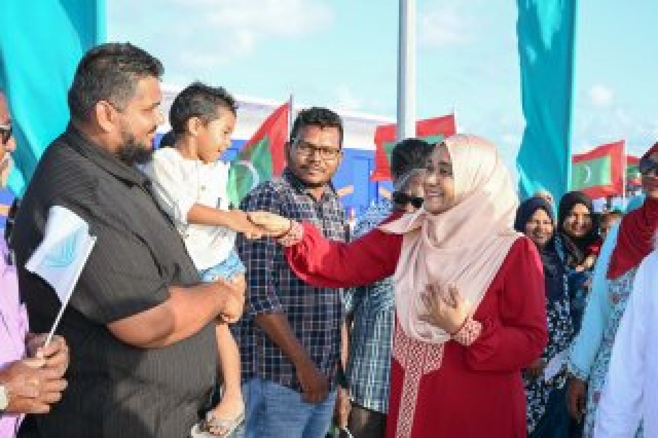 ފޮޓޯ: މީދޫން ރައީސްގެ ދެކަނބަލުންނަށް ހޫނު މަރުހަބާއެއް