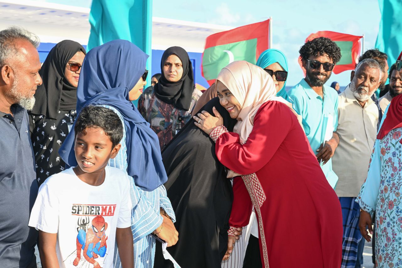ފޮޓޯ: މީދޫން ރައީސްގެ ދެކަނބަލުންނަށް ހޫނު މަރުހަބާއެއް