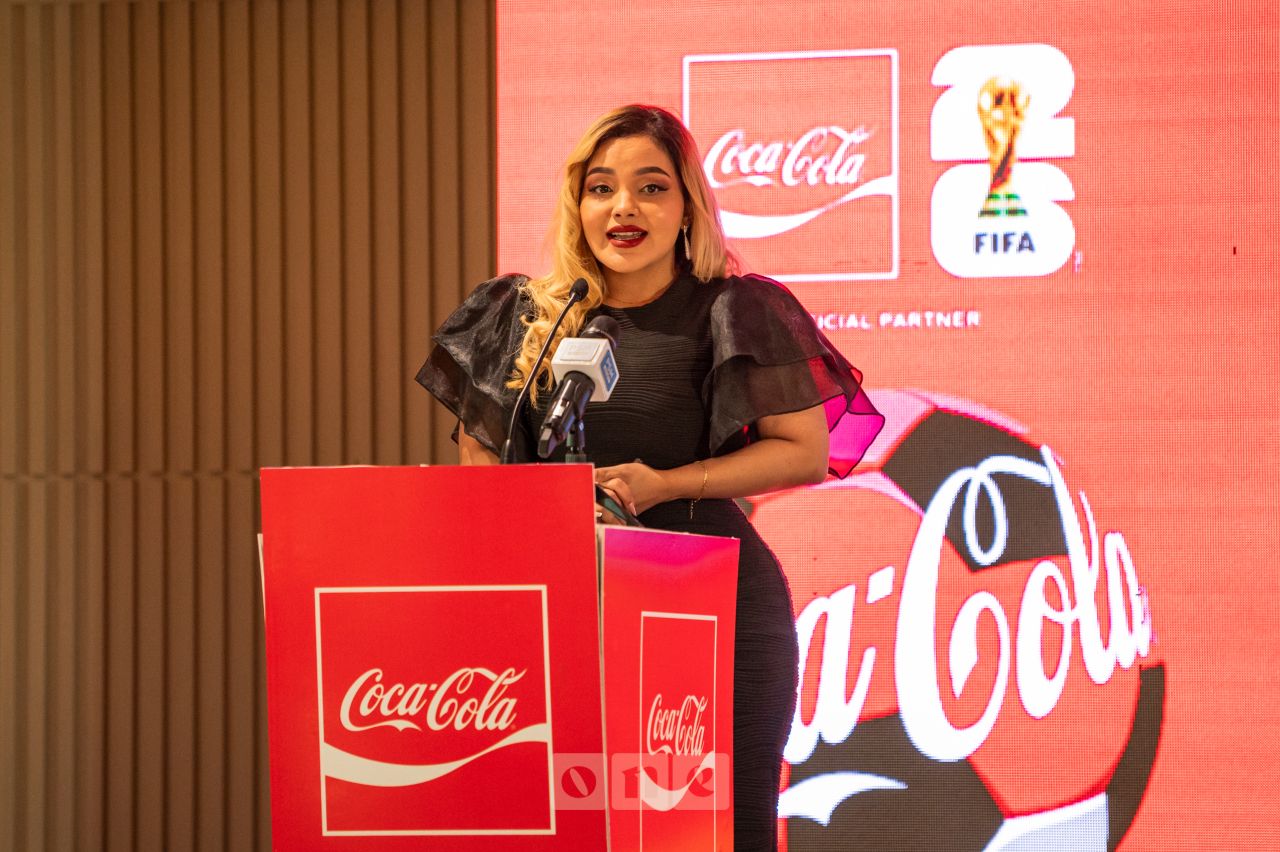 ވަން ފޮޓޯ: ކޮކާ ކޯލާގެ ފަރާތުން ރާއްޖޭގެ ކުޅިވަރު ލެޖެންޑުންނާއެކު ވޯލްޑް ކަޕްގެ ހާއްސަ އިވެންޓެއް