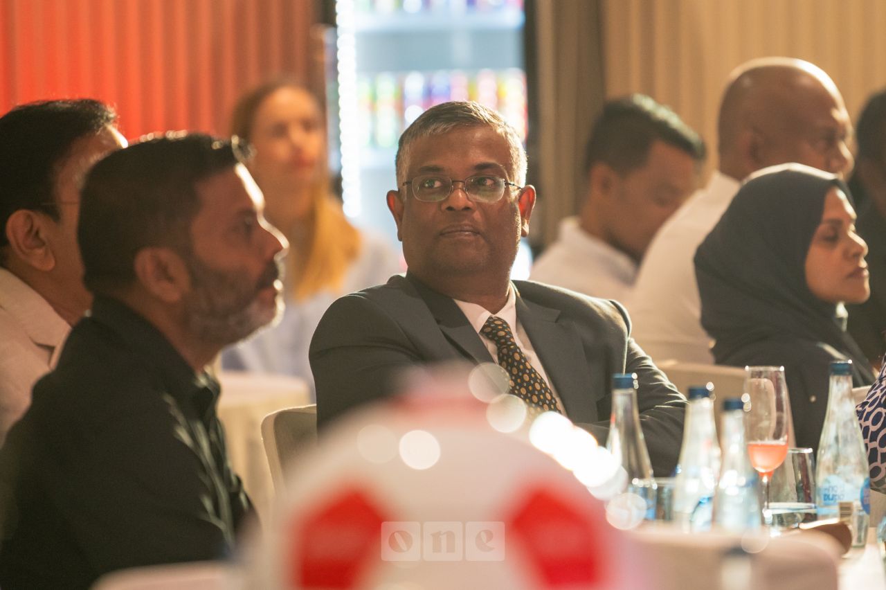 ވަން ފޮޓޯ: ކޮކާ ކޯލާގެ ފަރާތުން ރާއްޖޭގެ ކުޅިވަރު ލެޖެންޑުންނާއެކު ވޯލްޑް ކަޕްގެ ހާއްސަ އިވެންޓެއް