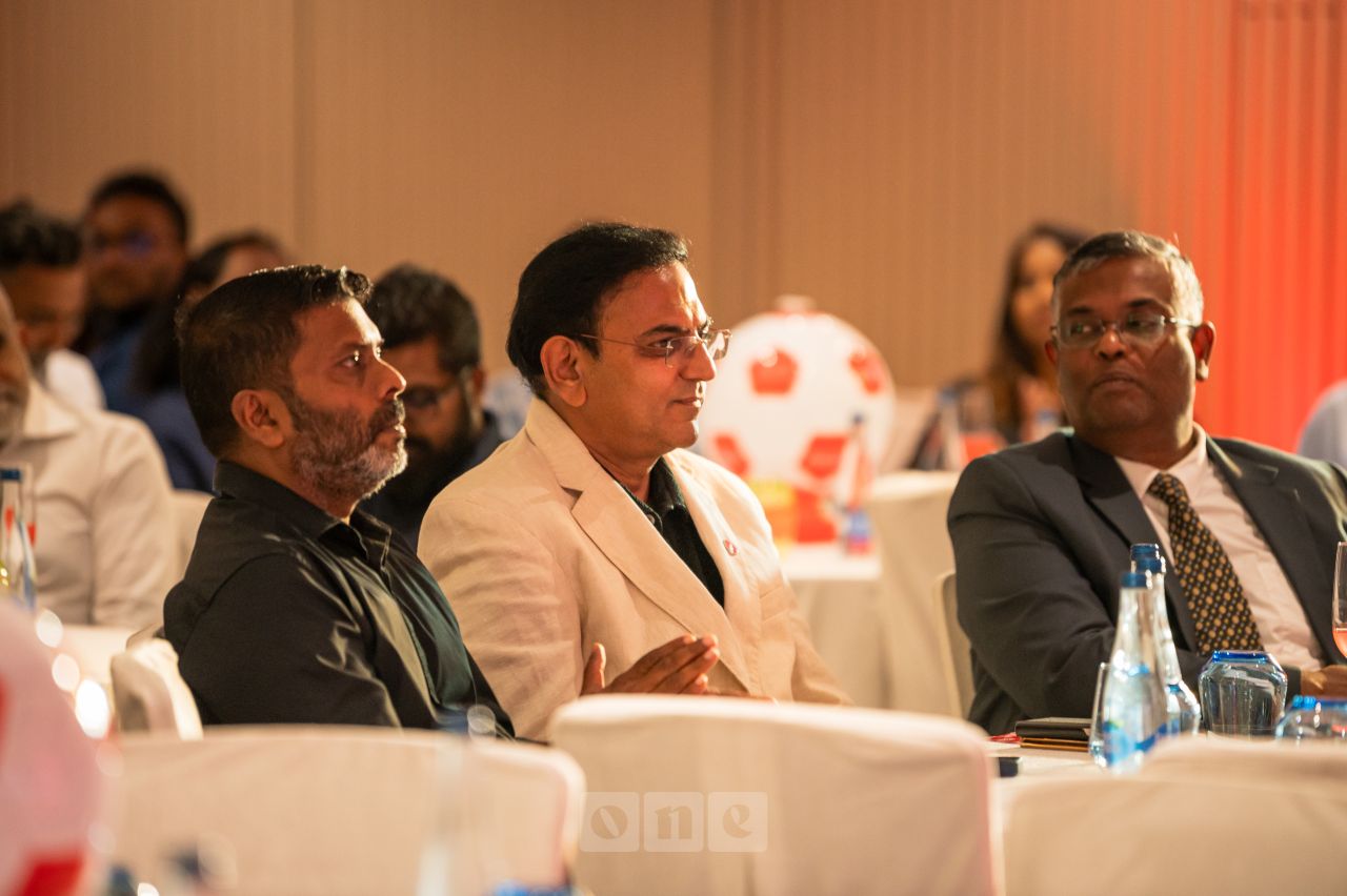 ވަން ފޮޓޯ: ކޮކާ ކޯލާގެ ފަރާތުން ރާއްޖޭގެ ކުޅިވަރު ލެޖެންޑުންނާއެކު ވޯލްޑް ކަޕްގެ ހާއްސަ އިވެންޓެއް