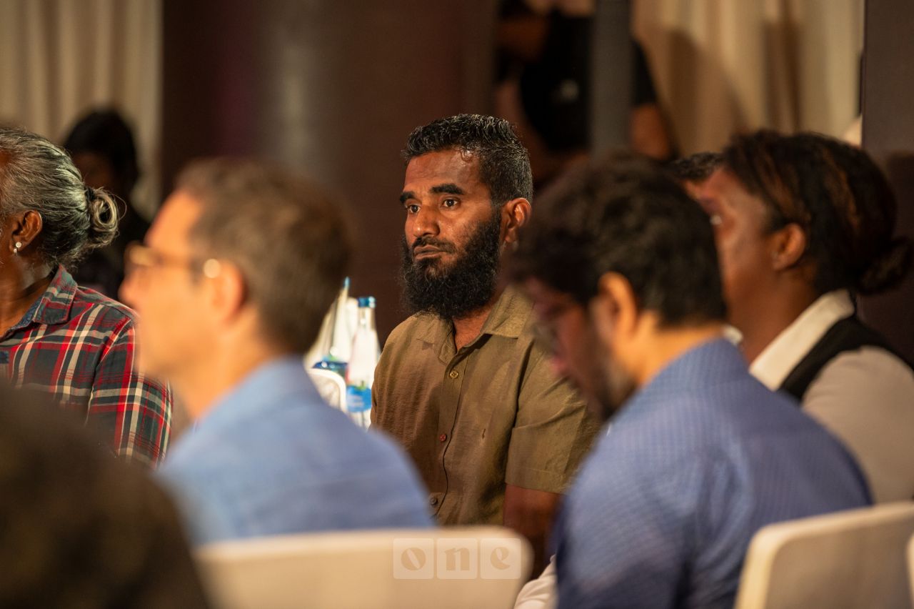 ވަން ފޮޓޯ: ކޮކާ ކޯލާގެ ފަރާތުން ރާއްޖޭގެ ކުޅިވަރު ލެޖެންޑުންނާއެކު ވޯލްޑް ކަޕްގެ ހާއްސަ އިވެންޓެއް