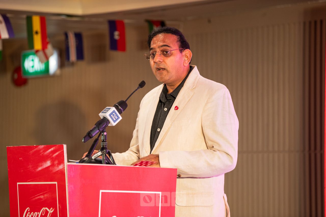 ވަން ފޮޓޯ: ކޮކާ ކޯލާގެ ފަރާތުން ރާއްޖޭގެ ކުޅިވަރު ލެޖެންޑުންނާއެކު ވޯލްޑް ކަޕްގެ ހާއްސަ އިވެންޓެއް