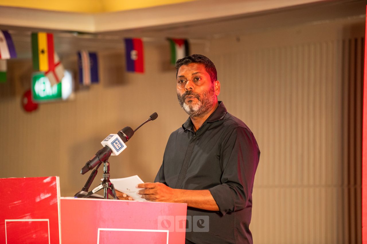 ވަން ފޮޓޯ: ކޮކާ ކޯލާގެ ފަރާތުން ރާއްޖޭގެ ކުޅިވަރު ލެޖެންޑުންނާއެކު ވޯލްޑް ކަޕްގެ ހާއްސަ އިވެންޓެއް