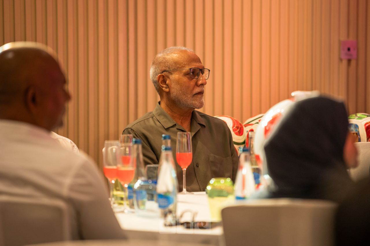 ވަން ފޮޓޯ: ކޮކާ ކޯލާގެ ފަރާތުން ރާއްޖޭގެ ކުޅިވަރު ލެޖެންޑުންނާއެކު ވޯލްޑް ކަޕްގެ ހާއްސަ އިވެންޓެއް