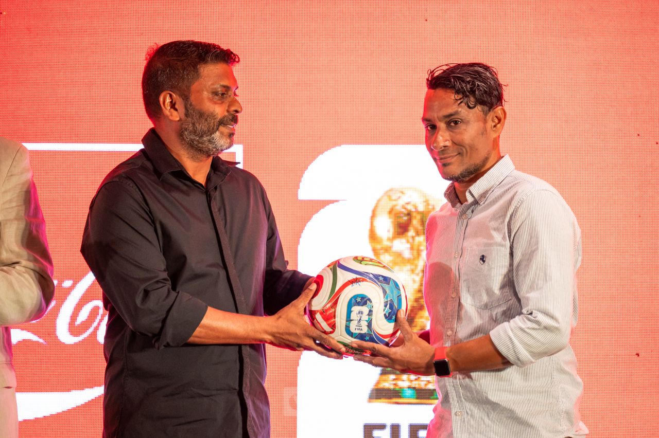 ވަން ފޮޓޯ: ކޮކާ ކޯލާގެ ފަރާތުން ރާއްޖޭގެ ކުޅިވަރު ލެޖެންޑުންނާއެކު ވޯލްޑް ކަޕްގެ ހާއްސަ އިވެންޓެއް