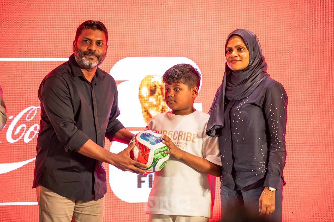 ވަން ފޮޓޯ: ކޮކާ ކޯލާގެ ފަރާތުން ރާއްޖޭގެ ކުޅިވަރު ލެޖެންޑުންނާއެކު ވޯލްޑް ކަޕްގެ ހާއްސަ އިވެންޓެއް
