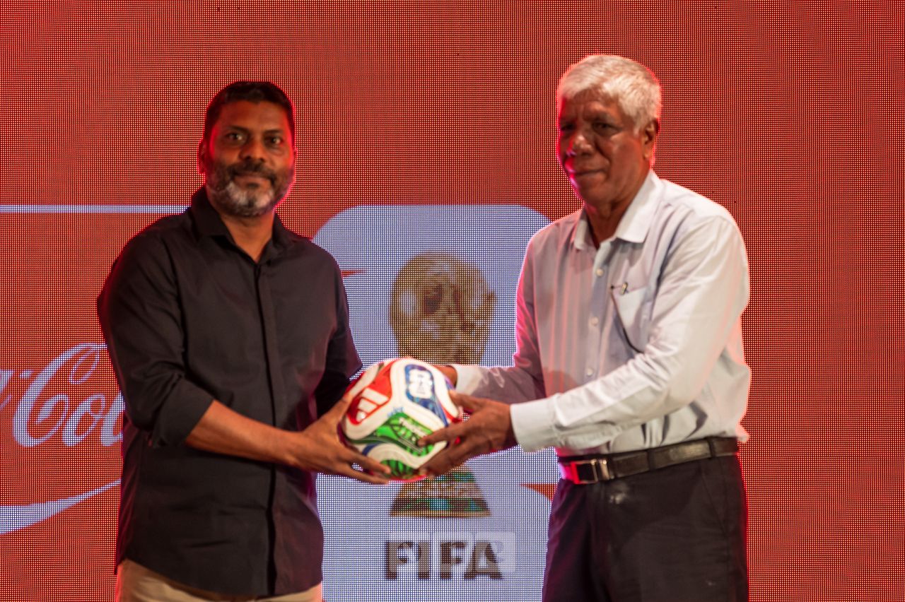 ވަން ފޮޓޯ: ކޮކާ ކޯލާގެ ފަރާތުން ރާއްޖޭގެ ކުޅިވަރު ލެޖެންޑުންނާއެކު ވޯލްޑް ކަޕްގެ ހާއްސަ އިވެންޓެއް