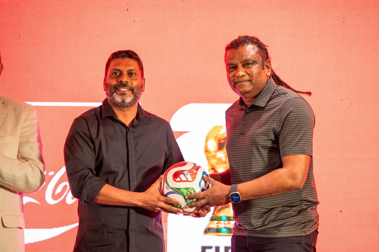 ވަން ފޮޓޯ: ކޮކާ ކޯލާގެ ފަރާތުން ރާއްޖޭގެ ކުޅިވަރު ލެޖެންޑުންނާއެކު ވޯލްޑް ކަޕްގެ ހާއްސަ އިވެންޓެއް