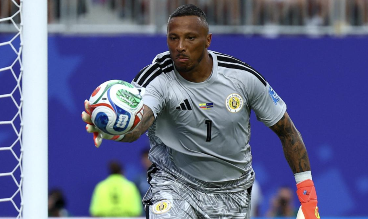 15 save aa eku Curacao keeper gaumee bathalakah, Ecuador shock ehgai 