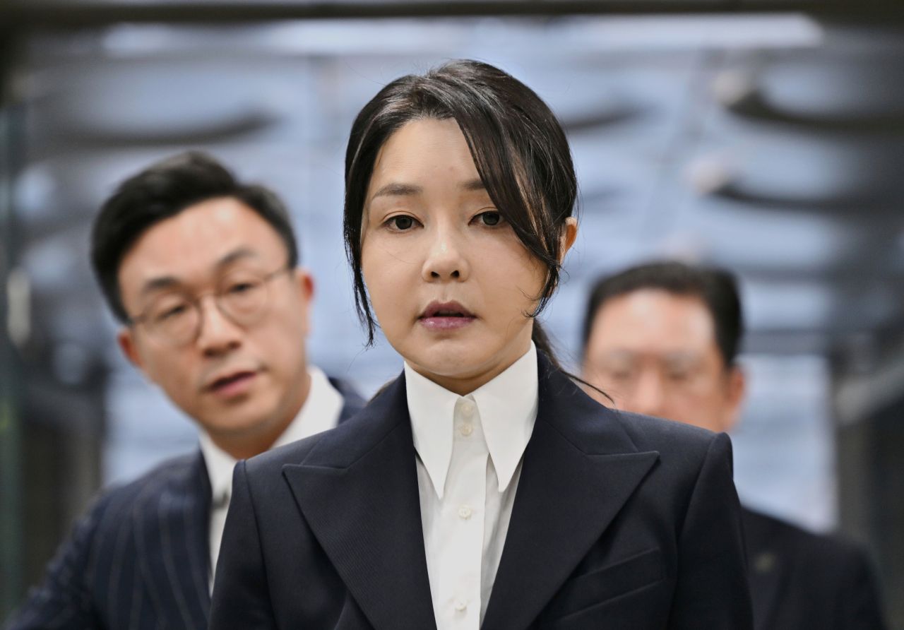 Dhekunu Korea ge kureege First Lady rishvathuge massala ehgai 7 aharah jalahlaan hukumkoffi